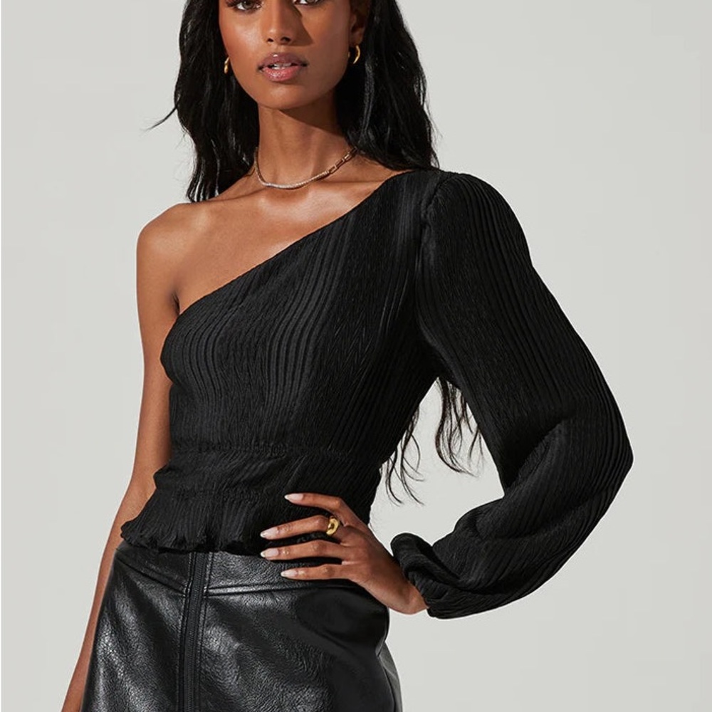 BRAND NEW WITH TAGS ASTR THE LABEL ZONA TOP